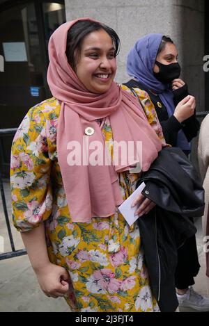 Die Schwester von Sabina Nessa, Jebina Yasmin Islam vor dem Old Bailey, im Zentrum von London, Nachdem Koci Selamaj für eine lebenslange Gefängnisstrafe von mindestens 36 Jahren wegen des Mordes an der Grundschullehrerin Sabina Nessa inhaftiert wurde, die getötet wurde, als sie am 17. September 2021 durch den Cator Park ging, um einen Freund in Kidbrooke, im Südosten Londons, zu treffen. Bilddatum: Freitag, 8. April 2022. Siehe PA Geschichte GERICHTE Kidbrooke. Das Foto sollte lauten: Jonathan Brady/PA Wire Stockfoto