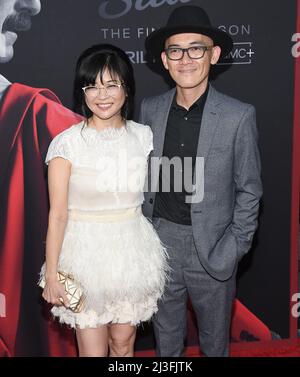 Los Angeles, USA. 07. April 2022. (L-R) Keiko Agena und Ehemann Shin Kawasaki bei der Premiere von AMCs BETTER CALL SAUL Sixth and Final Season, die am Donnerstag, dem 7. April 2022, im Hollywood Legion Theatre in Hollywood, CA, stattfand. (Foto: Sthanlee B. Mirador/Sipa USA) Quelle: SIPA USA/Alamy Live News Stockfoto