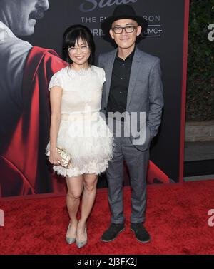 Los Angeles, USA. 07. April 2022. (L-R) Keiko Agena und Ehemann Shin Kawasaki bei der Premiere von AMCs BETTER CALL SAUL Sixth and Final Season, die am Donnerstag, dem 7. April 2022, im Hollywood Legion Theatre in Hollywood, CA, stattfand. (Foto: Sthanlee B. Mirador/Sipa USA) Quelle: SIPA USA/Alamy Live News Stockfoto