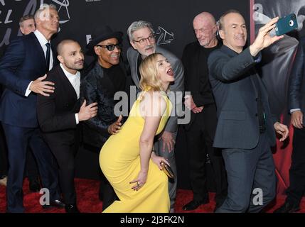 Los Angeles, USA. 07. April 2022. Bob Odenkirk (rechts) macht ein Selfie mit seinen Darstellern (L-R) Patrick Fabian, Michael Mando, Giancarlo Esposito, Peter Gould, Rhea Seehorn und Jonathan Banks bei der Premiere von AMCs BETTER CALL SAUL Sixth and Final Season, die am Donnerstag, dem 7. April 2022, im Hollywood Legion Theatre in Hollywood, CA, stattfand. (Foto: Sthanlee B. Mirador/Sipa USA) Quelle: SIPA USA/Alamy Live News Stockfoto