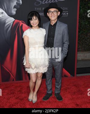 Los Angeles, USA. 07. April 2022. (L-R) Keiko Agena und Ehemann Shin Kawasaki bei der Premiere von AMCs BETTER CALL SAUL Sixth and Final Season, die am Donnerstag, dem 7. April 2022, im Hollywood Legion Theatre in Hollywood, CA, stattfand. (Foto: Sthanlee B. Mirador/Sipa USA) Quelle: SIPA USA/Alamy Live News Stockfoto