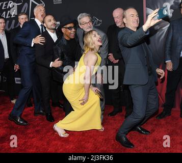 Los Angeles, USA. 07. April 2022. Bob Odenkirk (rechts) macht ein Selfie mit seinen Darstellern (L-R) Patrick Fabian, Michael Mando, Giancarlo Esposito, Peter Gould, Rhea Seehorn und Jonathan Banks bei der Premiere von AMCs BETTER CALL SAUL Sixth and Final Season, die am Donnerstag, dem 7. April 2022, im Hollywood Legion Theatre in Hollywood, CA, stattfand. (Foto: Sthanlee B. Mirador/Sipa USA) Quelle: SIPA USA/Alamy Live News Stockfoto