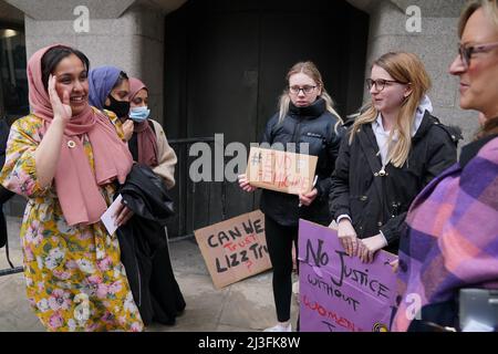 Die Schwester von Sabina Nessa, Jebina Yasmin Islam (links) und Familienmitglieder mit Unterstützern außerhalb des Old Bailey, im Zentrum von London, Nachdem Koci Selamaj für eine lebenslange Gefängnisstrafe von mindestens 36 Jahren wegen des Mordes an der Grundschullehrerin Sabina Nessa inhaftiert wurde, die getötet wurde, als sie am 17. September 2021 durch den Cator Park ging, um einen Freund in Kidbrooke, im Südosten Londons, zu treffen. Bilddatum: Freitag, 8. April 2022. Siehe PA Geschichte GERICHTE Kidbrooke. Das Foto sollte lauten: Jonathan Brady/PA Wire Stockfoto