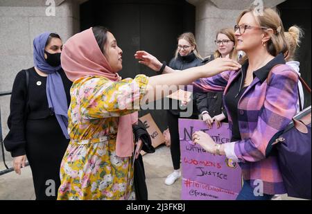 Die Schwester von Sabina Nessa, Jebina Yasmin Islam (2. links) und Familienmitglieder umarmen Anhänger außerhalb des Old Bailey, im Zentrum von London, Nachdem Koci Selamaj für eine lebenslange Gefängnisstrafe von mindestens 36 Jahren wegen des Mordes an der Grundschullehrerin Sabina Nessa inhaftiert wurde, die getötet wurde, als sie am 17. September 2021 durch den Cator Park ging, um einen Freund in Kidbrooke, im Südosten Londons, zu treffen. Bilddatum: Freitag, 8. April 2022. Siehe PA Geschichte GERICHTE Kidbrooke. Das Foto sollte lauten: Jonathan Brady/PA Wire Stockfoto