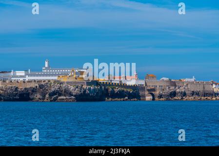 Festung an der Küste oder portugiesischen Stadt Peniche. Stockfoto