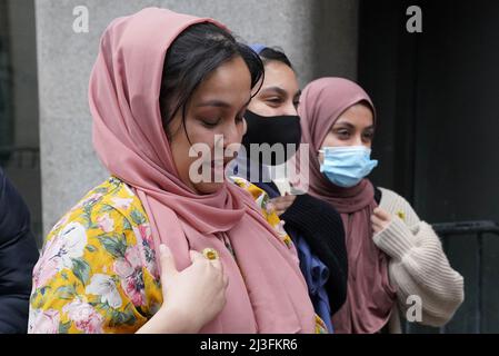 Die Schwester von Sabina Nessa, Jebina Yasmin Islam (links) und Familienmitglieder zeigen ein Stecknadelabzeichen mit dem Namen ihrer Schwestern auf dem Schild außerhalb des Old Bailey, im Zentrum von London, Nachdem Koci Selamaj für eine lebenslange Gefängnisstrafe von mindestens 36 Jahren wegen des Mordes an der Grundschullehrerin Sabina Nessa inhaftiert wurde, die getötet wurde, als sie am 17. September 2021 durch den Cator Park ging, um einen Freund in Kidbrooke, im Südosten Londons, zu treffen. Bilddatum: Freitag, 8. April 2022. Siehe PA Geschichte GERICHTE Kidbrooke. Das Foto sollte lauten: Jonathan Brady/PA Wire Stockfoto