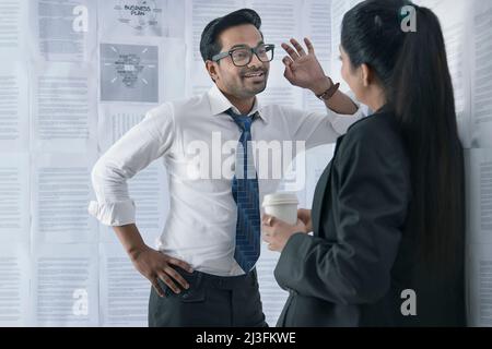 Ein Geschäftsehepaar diskutiert über ein neues Projekt im Konferenzraum Stockfoto