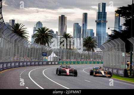 Melbourne, Australien. 8. April 2022. #55 Carlos Sainz (ESP, Scuderia Ferrari), #3 Daniel Ricciardo (AUS, McLaren F1 Team), F1 Grand Prix von Australien auf dem Melbourne Grand Prix Circuit am 8. April 2022 in Melbourne, Australien. (Foto von HIGH TWO) Quelle: dpa/Alamy Live News Stockfoto