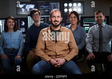 Glückliche, vielfältige Geschäftsleute Büroangestellte arbeiten Team in Reihe mit Blick auf die Kamera. Kaukasische professionelle Mitarbeiter Führungskräfte Gruppe posiert zusammen für Stockfoto