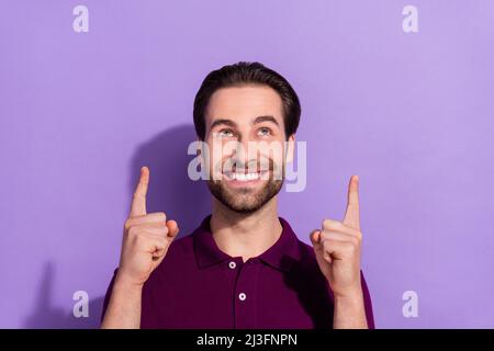 Foto von niedlichen Millennial Brunet Kerl Index up tragen lila T-Shirt isoliert auf violetten Hintergrund Stockfoto