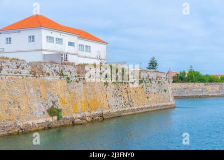 Festung an der Küste oder portugiesischen Stadt Peniche. Stockfoto