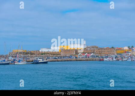 Festung an der Küste oder portugiesischen Stadt Peniche. Stockfoto