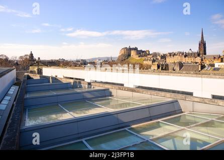 Edinburgh, Schottland, Großbritannien - National Museum of Scotland Erweiterung von Benson & Forsyth, Außenansicht mit der Skyline von Edinburgh Castle Stockfoto