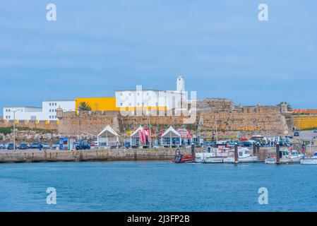 Festung an der Küste oder portugiesischen Stadt Peniche. Stockfoto