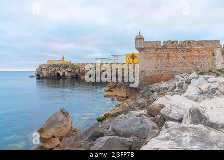 Festung an der Küste oder portugiesischen Stadt Peniche. Stockfoto