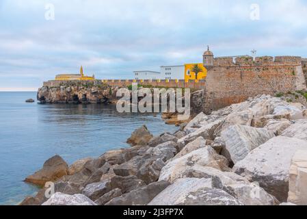 Festung an der Küste oder portugiesischen Stadt Peniche. Stockfoto