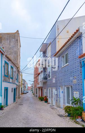Schmale Straße in der Altstadt von Peniche, Portugal. Stockfoto