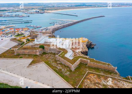 Festung an der Küste oder portugiesischen Stadt Peniche. Stockfoto