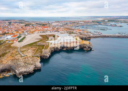 Festung an der Küste oder portugiesischen Stadt Peniche. Stockfoto
