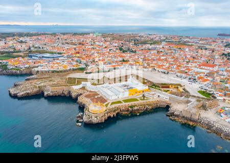 Festung an der Küste oder portugiesischen Stadt Peniche. Stockfoto