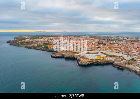 Festung an der Küste oder portugiesischen Stadt Peniche. Stockfoto