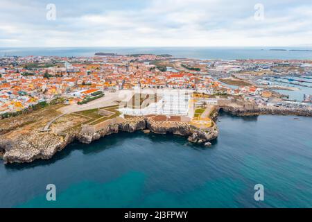 Festung an der Küste oder portugiesischen Stadt Peniche. Stockfoto