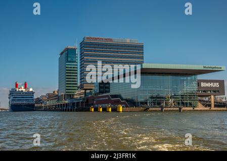 Amsterdam, Niederlande, April 2022. Der Bimhuis und der Cruise Passenger Terminal am Amstel in Amsterdam. Hochwertige Fotos Stockfoto
