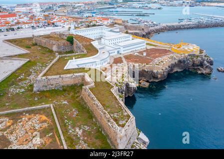 Festung an der Küste oder portugiesischen Stadt Peniche. Stockfoto