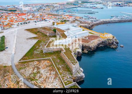 Festung an der Küste oder portugiesischen Stadt Peniche. Stockfoto