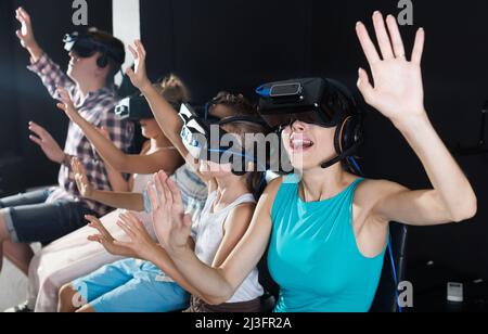 Fröhliche Mutter ist von VR fasziniert Stockfoto