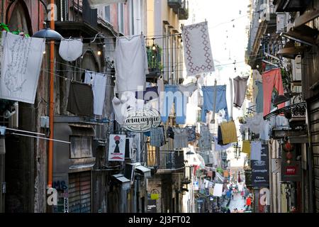 2. April 2022 - Neapel, Italien: Kleidung hängt an Wäscheleinen zwischen Gebäuden in einer Straße in Neapel. Stockfoto