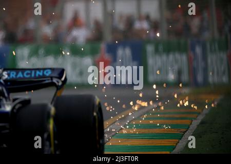 Melbourne, Australien. 08. April 2022. Williams Racing FW44 lässt Funken. Großer Preis von Australien, Freitag, 8.. April 2022. Albert Park, Melbourne, Australien. Quelle: James Moy/Alamy Live News Stockfoto