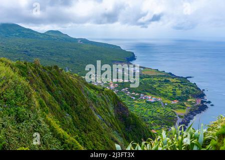 Blick vom Miradouro da Ribeira das Cabras auf der Insel Faial, Azoren, Portugal. Stockfoto