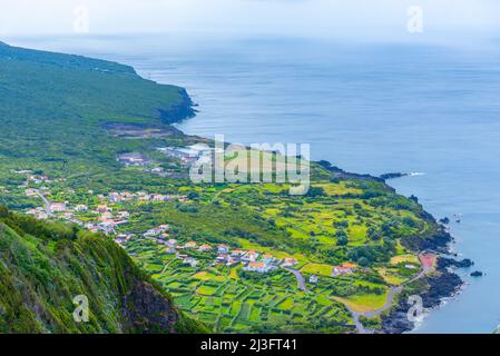 Blick vom Miradouro da Ribeira das Cabras auf der Insel Faial, Azoren, Portugal. Stockfoto