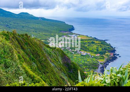 Blick vom Miradouro da Ribeira das Cabras auf der Insel Faial, Azoren, Portugal. Stockfoto