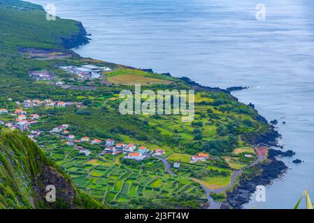 Blick vom Miradouro da Ribeira das Cabras auf der Insel Faial, Azoren, Portugal. Stockfoto