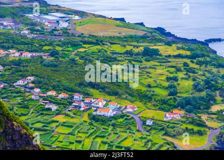 Blick vom Miradouro da Ribeira das Cabras auf der Insel Faial, Azoren, Portugal. Stockfoto