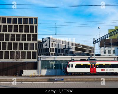 Brugg AG, Schweiz - März 13. 2022: Bahnhof umgeben von modernen Geschäftsgebäuden Stockfoto