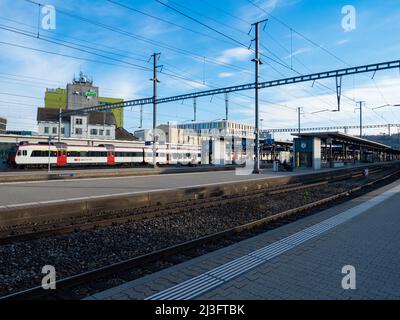 Brugg AG, Schweiz - März 13. 2022: Bahnhof umgeben von modernen und industriellen Gebäuden Stockfoto