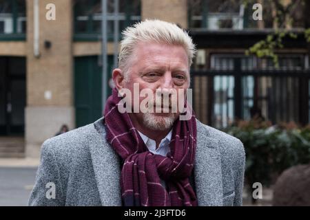 London, Großbritannien. 8.. April 2022. Der ehemalige Tennisstar Boris Becker kommt am Southwark Crown Court an, da die Jury voraussichtlich weiterhin über die Urteile in seinem Prozess wegen der angeblich verschweigenden Vermögenswerte, darunter Medaillen, Wimbledon-Trophäen und Immobilien von Konkursverwalter, beraten wird. Quelle: Wiktor Szymanowicz/Alamy Live News Stockfoto