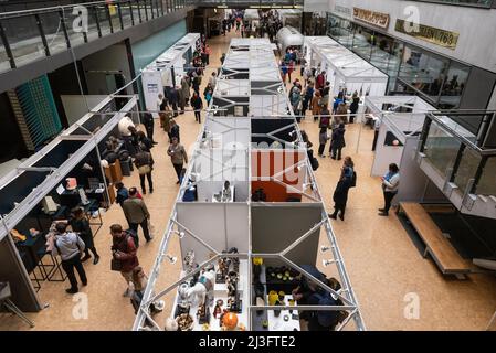 London, Großbritannien. 8. April 2022. Allgemeine Ansicht der Stände am Eröffnungstag der Ceramic Art London, Europas größter Keramik-Veranstaltung, im Central Saint Martins, in King's Cross. Die Show ist über das Wochenende verteilt und zeigt zeitgenössische Keramik, von funktioneller und dekorativer bis hin zu abstrakter und architektonischer Kunst, von 92 führenden Herstellern aus 11 verschiedenen Ländern. Kredit: Stephen Chung/Alamy Live Nachrichten Stockfoto