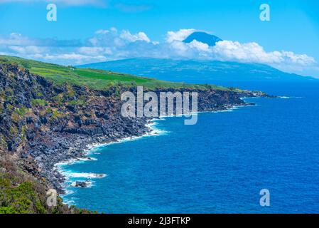 Pico Insel von Faial, Azoren, Portugal aus gesehen. Stockfoto