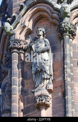Statue der Heiligen Helena an der Westfront der Kathedrale von Lichfield, Staffordshire, England Stockfoto