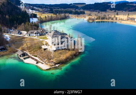 Drohnenfotografie vom Schloss Fuschl am Fuschlsee bei Salzburg, Oberösterreich, Europa. Stockfoto