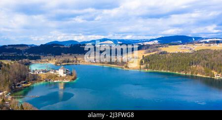 Drohnenfotografie vom Schloss Fuschl am Fuschlsee bei Salzburg, Oberösterreich, Europa. Stockfoto