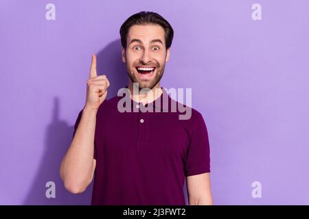 Foto von Horay Millennial Brunet guy Index up tragen violette T-Shirt isoliert auf lila Farbe Hintergrund Stockfoto