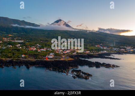 Blick auf den Sonnenuntergang über Sao Roque do Pico in Portugal. Stockfoto