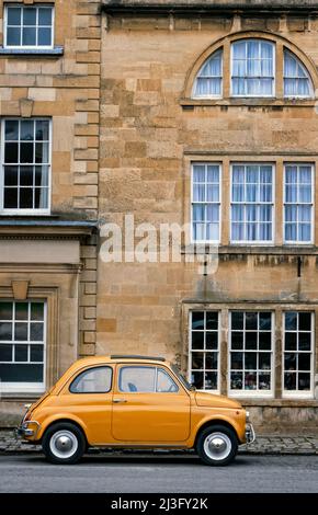 1972 Fiat 500 parkte auf der Straße in Chipping Campden im Vereinigten Königreich von Cotswold Stockfoto