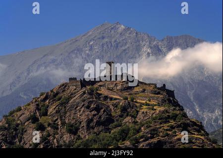 Castello di Saint-Germain, eine mittelalterliche Festung inmitten von Berggipfeln und mit Blick auf einen Abgrund, in Montjovet im Aosta-Tal, Italien. Jetzt in Ruinen, kontrollierte das Schloss einst den Verkehr über eine alte römische Straße und christliche Wallfahrtsroute von Frankreich aus. Es wurde von der Familie Montjovet oder Mongioveto 656 Meter (2.152 Fuß) über dem Meeresspiegel auf einem Felsvorsprung erbaut, der in der Jungsteinzeit besetzt war und bei den Römern als Mons Jovis bekannt war. Stockfoto