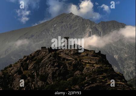 Castello di Saint-Germain, eine mittelalterliche Festung inmitten von Berggipfeln und mit Blick auf einen Abgrund, in Montjovet im Aosta-Tal, Italien. Jetzt in Ruinen, kontrollierte das Schloss einst den Verkehr über eine alte römische Straße und christliche Wallfahrtsroute von Frankreich aus. Es wurde von der Familie Montjovet oder Mongioveto 656 Meter (2.152 Fuß) über dem Meeresspiegel auf einem Felsvorsprung erbaut, der in der Jungsteinzeit besetzt war und bei den Römern als Mons Jovis bekannt war. Stockfoto